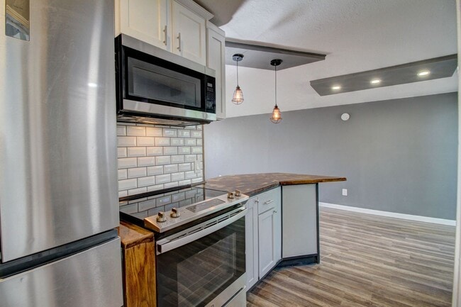 Building Photo - Remodeled 2 Bedroom in Lakewood! Great Loc...