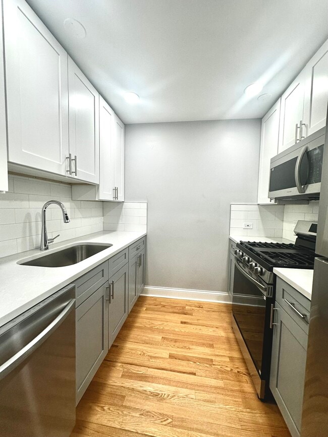 6954 Sheridan Studio Available Now - 6954 N Sheridan Apartments