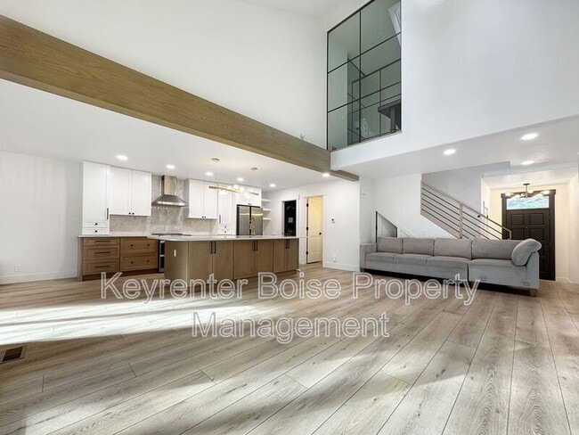 Building Photo - 832 E Riverpark Ln