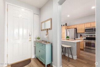 Building Photo - 3725 E Meadowview Dr