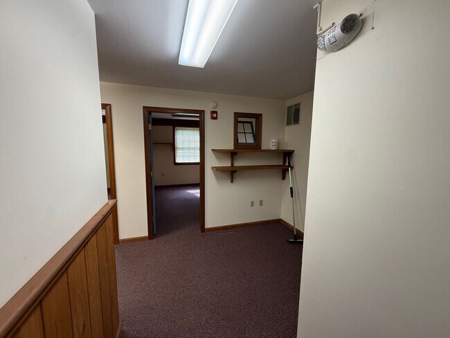 Foto del edificio - Great Office Space in Ossipee!