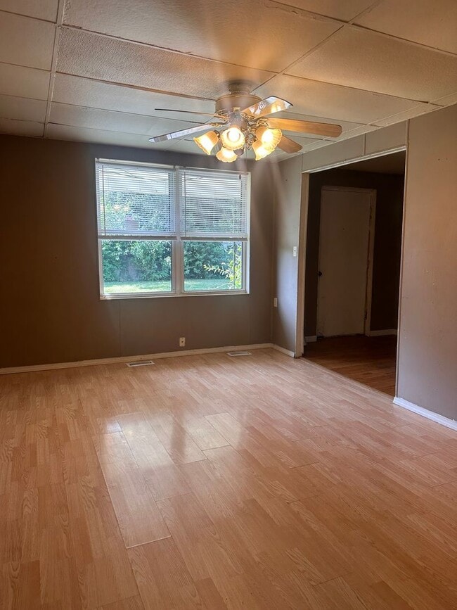 Building Photo - 3 bedroom, 1 bathroom Triplex: Martinsville