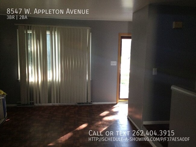 Building Photo - 3 Bedroom 1.5 Bath Townhouse in great loca...