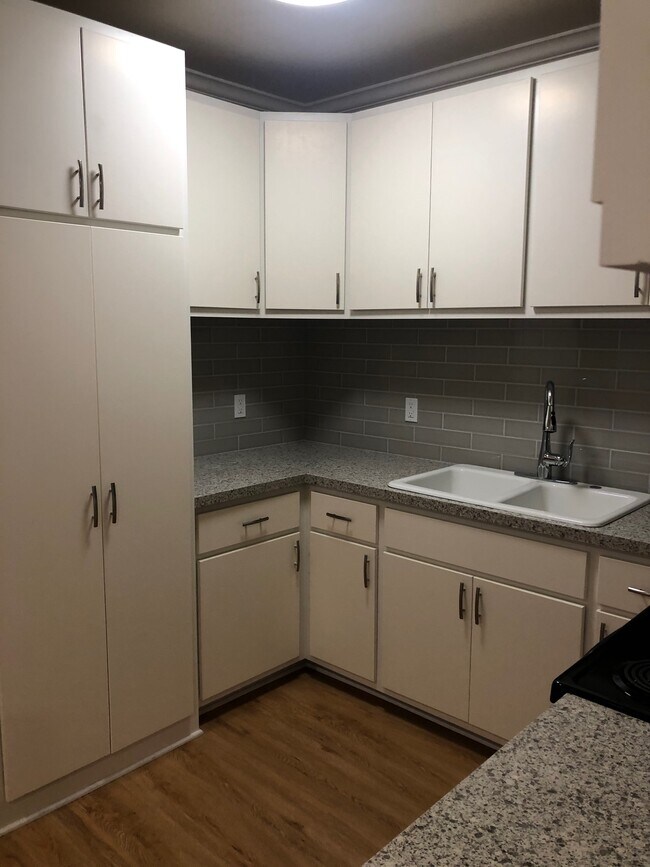 Foto del edificio - 1040 N Laurel Ave