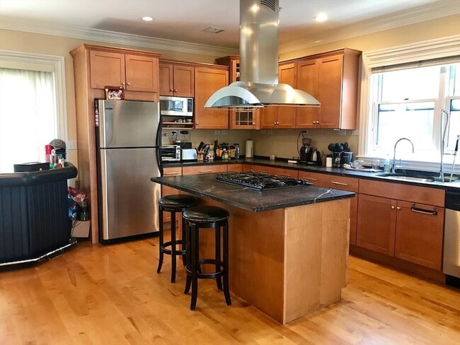 Building Photo - 360-362 Dorchester Street Unit 3