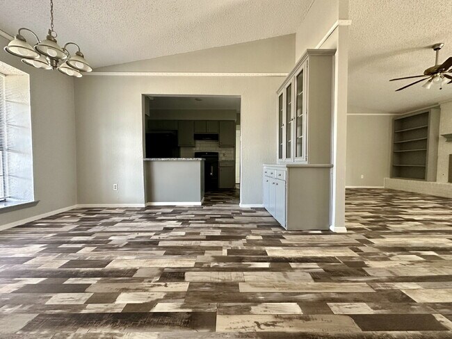 Foto del edificio - Updated 4 Bedroom Home w/ Gorgeous Floors