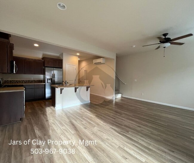 Foto del edificio - Spacious South Salem Townhouse with Primary Suite, 1-Car Garage & Private Deck!