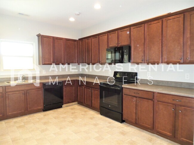 Building Photo - Home for rent in Odenville... Available to...