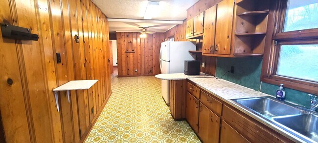 Foto del edificio - HALF OFF FIRST MONTH RENT! Single family brick home with full unfinished bsmt & detached garage