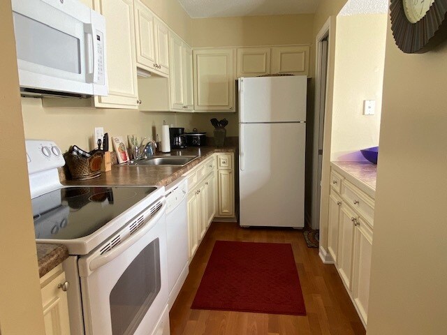 Kitchen - 3976 Grahamdale Cir