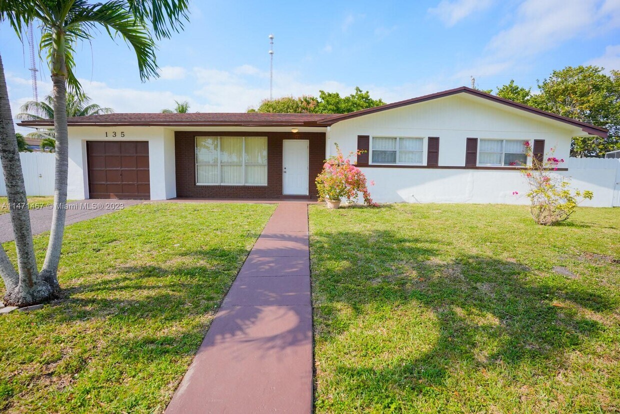 Foto principal - 135 NW 208th St