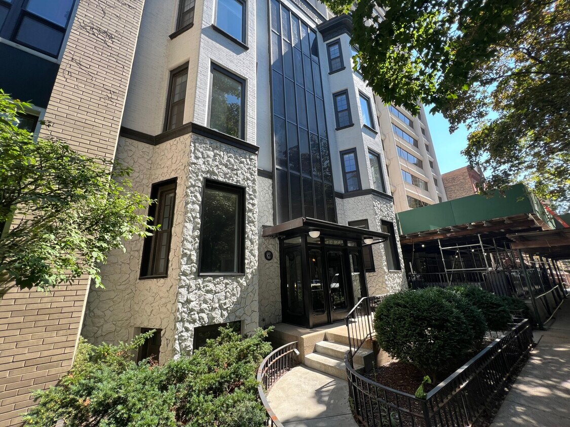 Primary Photo - Beautiful Gold Coast 1 Bed/1 Bath Apartment