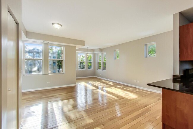 Building Photo - Gorgeous 2 Bed, Plus Sunroom/Office, 1 Bat...