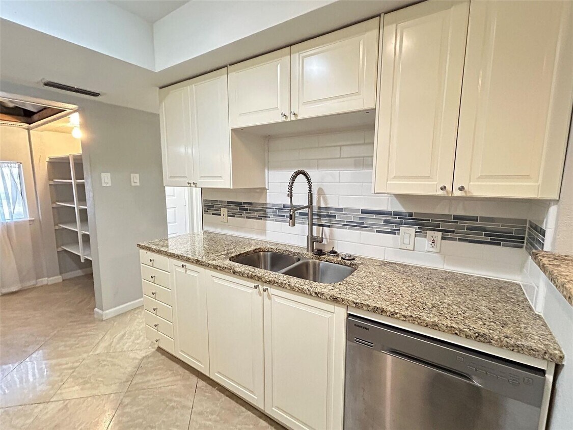 Foto principal - 4535G N O'Connor Rd