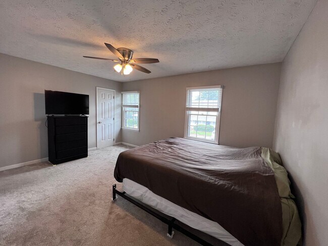Building Photo - Large 2/2.5 Townhouse near 5 Points and on...