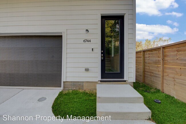 Foto del edificio - 3 br, 3 bath House - 6744 Del Rio St.