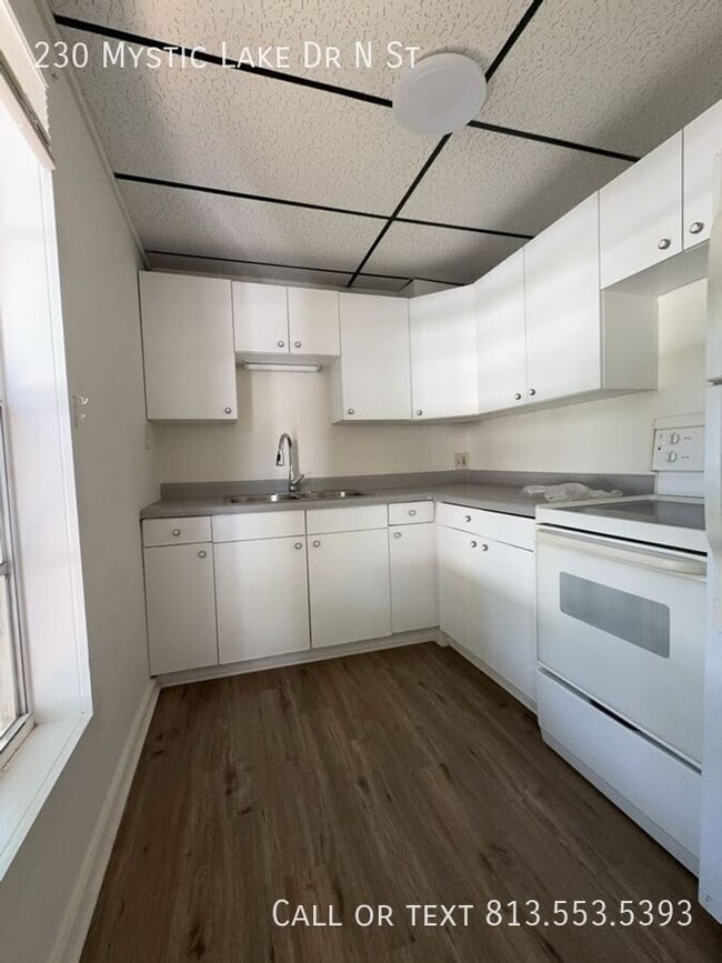 Foto del edificio - 230 Mystic Lake Dr N