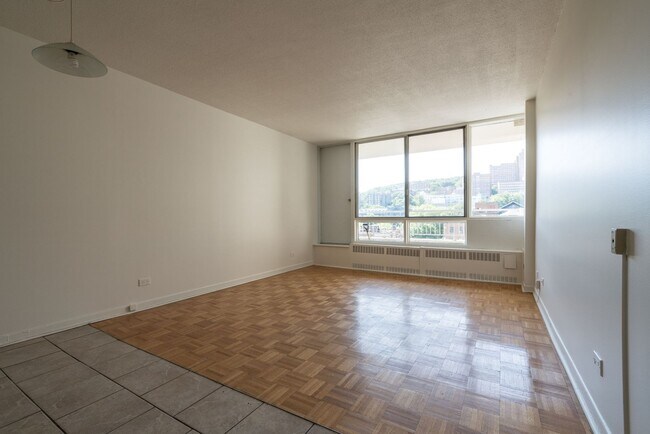 Building Photo - 1975 Maisonneuve Blvd W