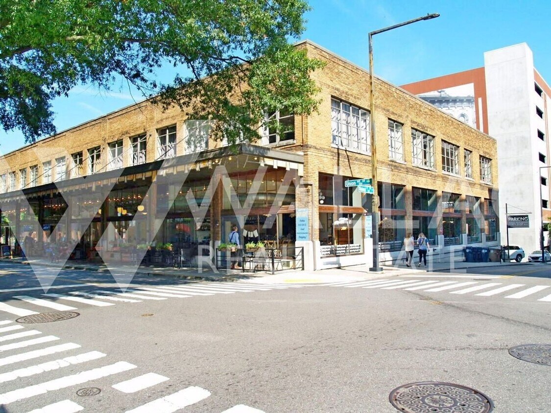 Foto principal - DOWNTOWN LIVING WITH PRIVATE GATED ENTRANC...