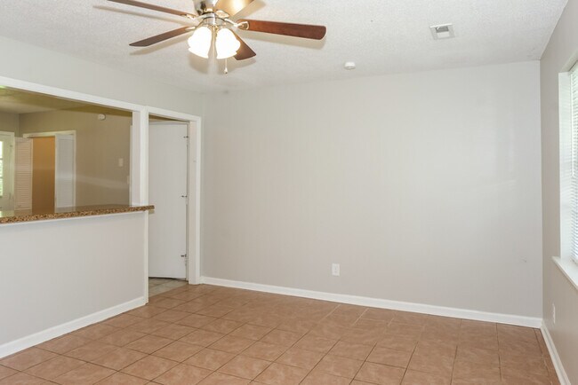 Building Photo - 507 Plum Dr SW