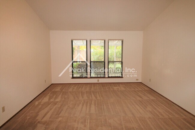 Foto del edificio - Wonderful Orangevale 4bd/2ba Home with 2 Car Garage!