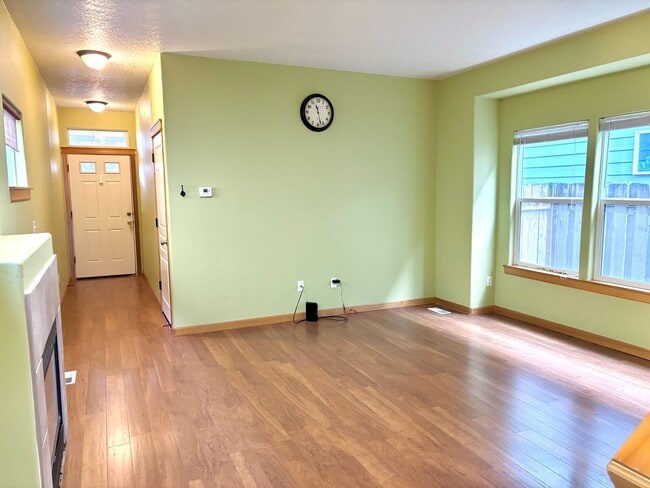 Building Photo - Montavilla 3 bed, 2 1/2 bath house