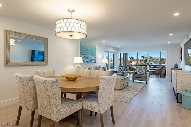 Foto del edificio - 305 Park Shore Dr