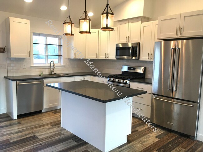 Foto del edificio - 3 Bedroom 2 Bath House For Rent