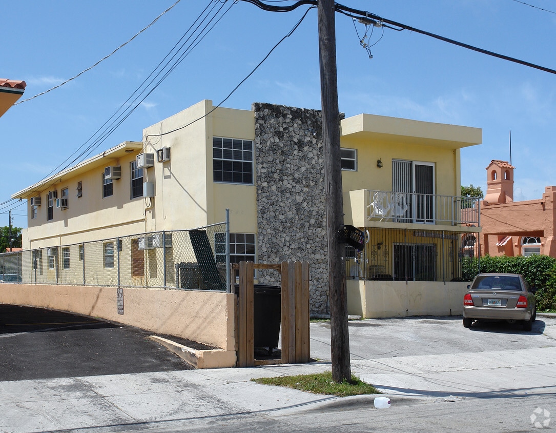 Building Photo - 1550 SW 3rd St