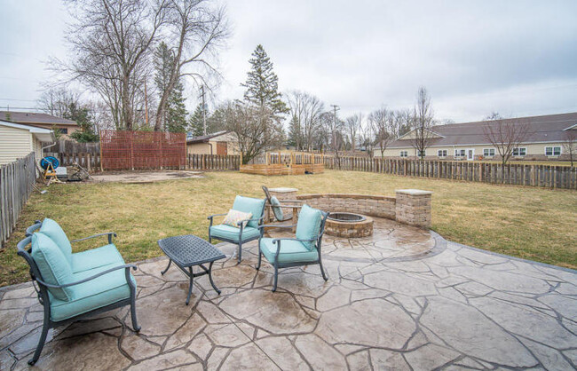 Fenced Back Yard with Entertainment Area - 508 Merton Ave