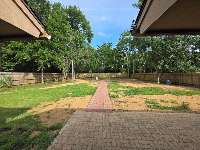 Foto del edificio - 4242 Honey Oaks Dr