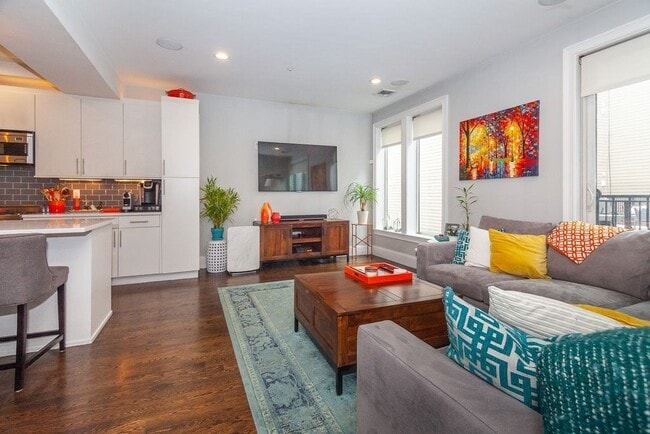 Building Photo - 111 B St