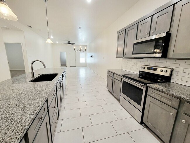 Foto del edificio - Stunning 3 Bedroom Townhome in Frenship School District