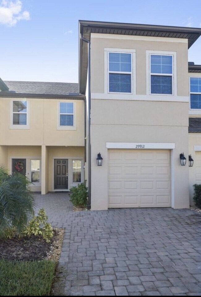 Foto del edificio - "Charming 3-Bedroom Retreat with Lake View & Pool on Southwell Lane, Wesley Chapel!"