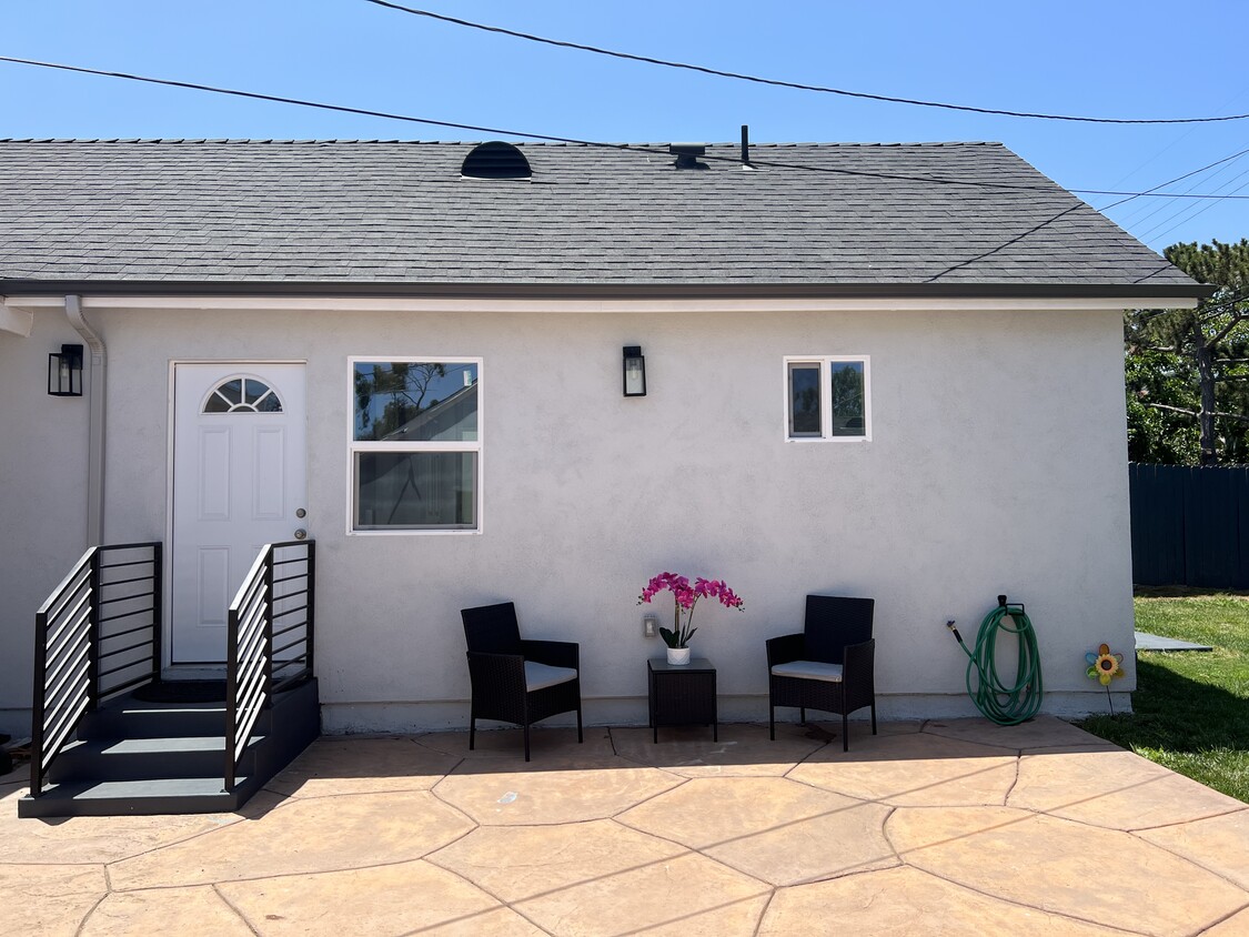Front entrance - 3819 S Sycamore Ave