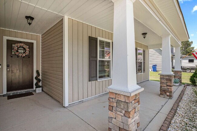 Foto del edificio - Charming 3-Bedroom Home with Bonus Room in...