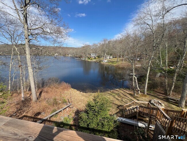 Foto del edificio - 389 Wyassup Rd