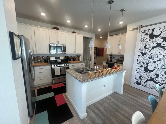 Foto del edificio - 4 Bedroom Townhome in Erie