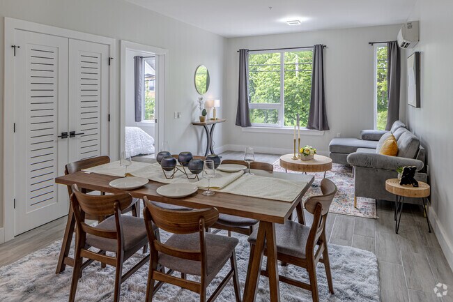 Interior Photo - 124-130 Ellis Ave