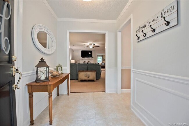 Building Photo - 923 Wishing Well Ln