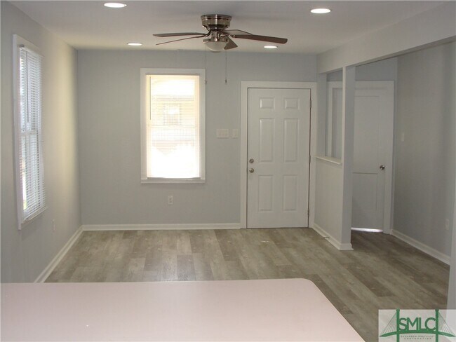Building Photo - 910 W Victory Dr