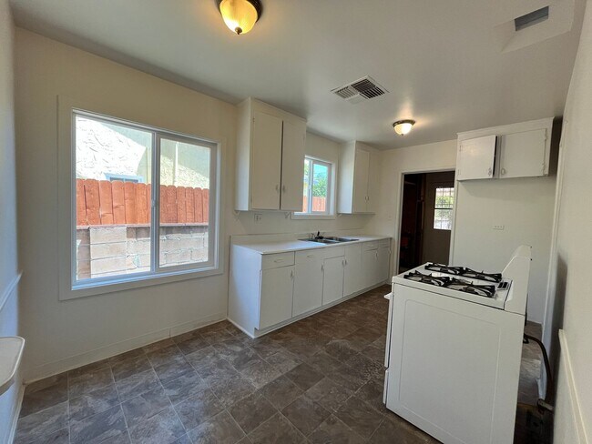 Building Photo - Arleta 3+2 w/walk-in closet, backyard + 2 ...
