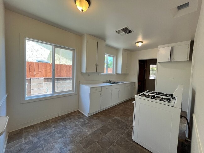 Foto del edificio - Arleta 3+2 w/walk-in closet, backyard + 2 ...