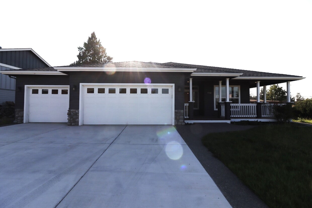 Primary Photo - 3/2 Home SW Redmond near the Greens
