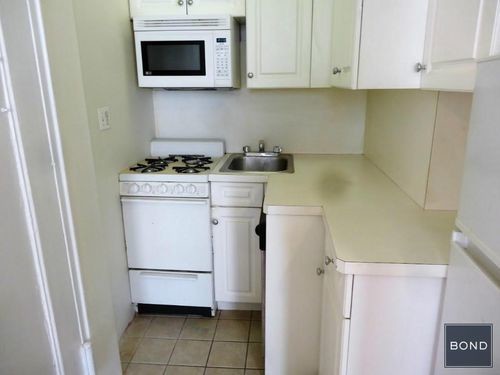 Building Photo - 402 W 54th St