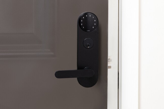 Todos los apartamentos con cerradura electrónica. - Avalon South Miami