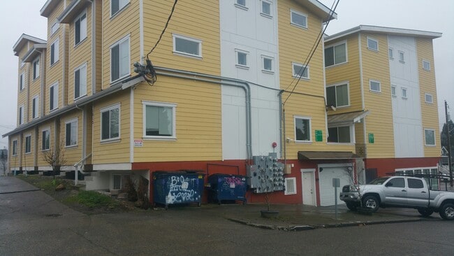 Building Photo - 1011 NE 56th St