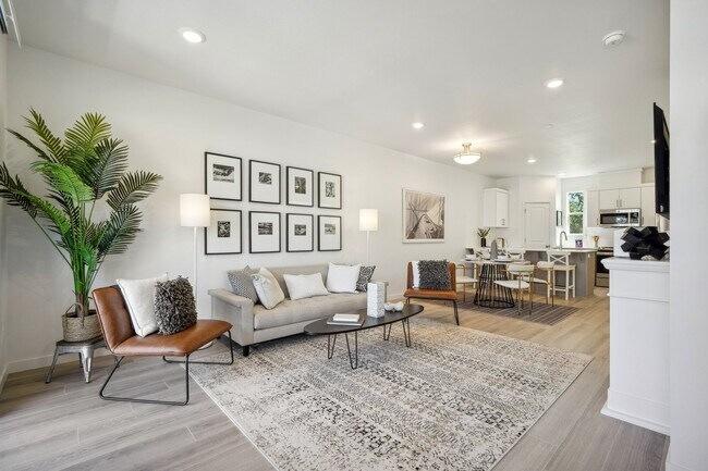 Habitaciones luminosas y bien iluminadas con lámparas de techo regulables. - Holmes Park Townhomes