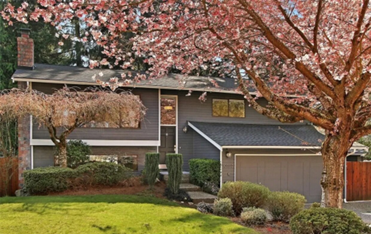 Foto principal - Spacious 4BR/3BA Home in Desirable Houghto...