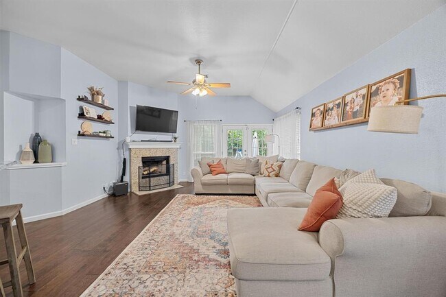 Foto del edificio - 2207 Rick Whinery Dr
